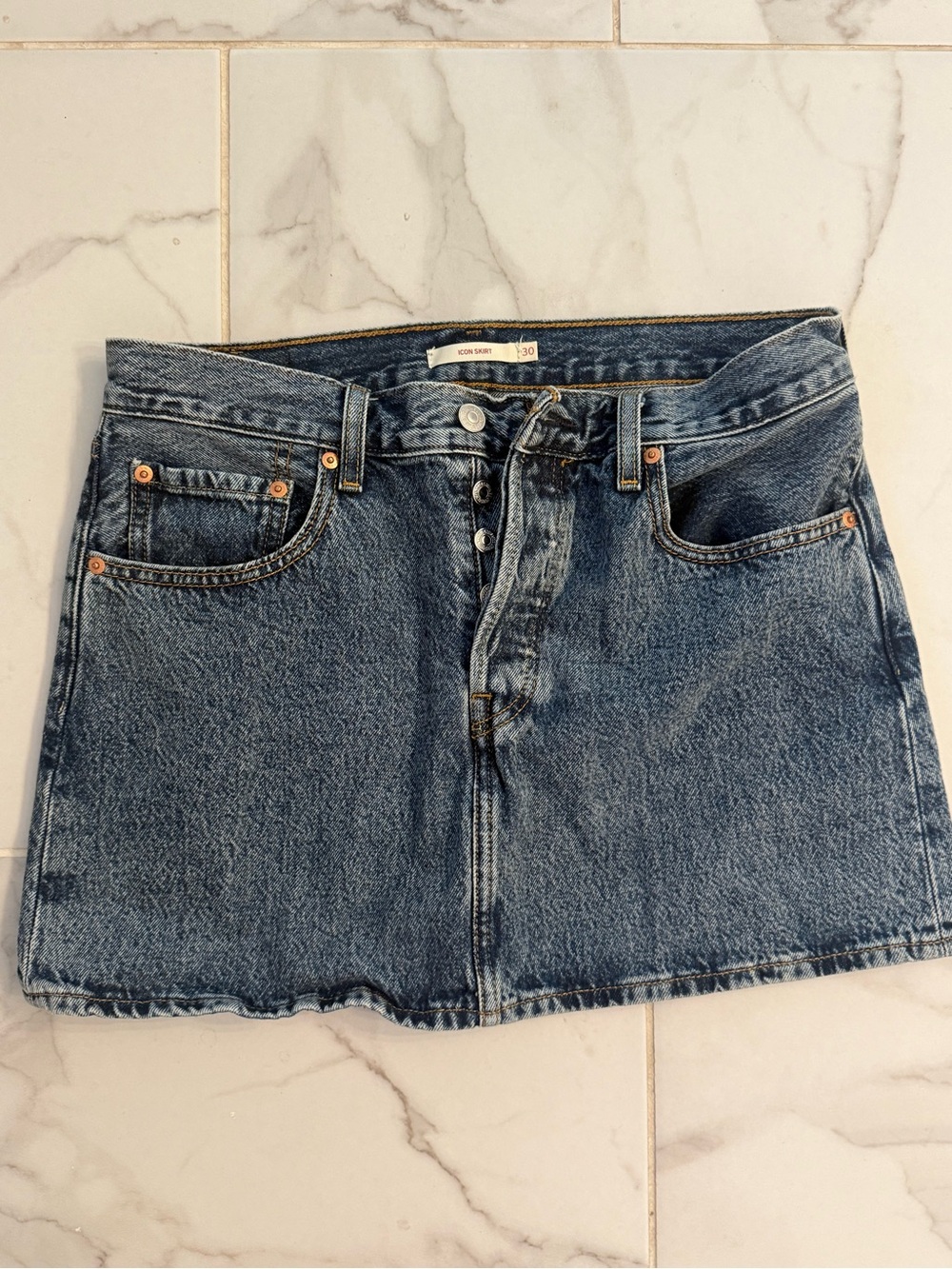 NWOT! Levi's Icon Denim Mini Skirt Jean Dark Medium Classic Wash sz 30 - Picture 6 of 9